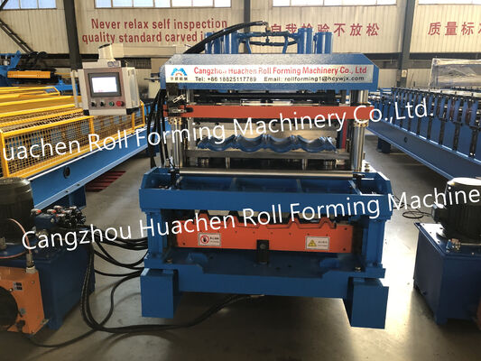 La hoja automática llena del tejado esmaltó las tejas rueda formando la máquina