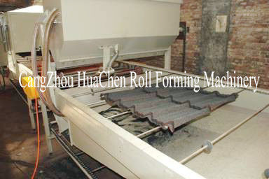 Rollo revestido de piedra de la teja de la cruz del metal que forma la cadena de producción alta capacidad