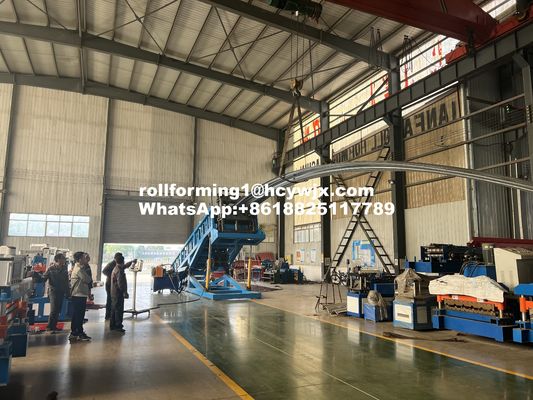 Las hojas de techo abovedadas se forman, se forman y se arquean en una sola máquina