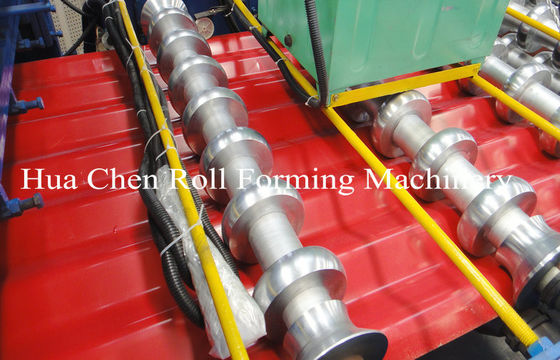 El tejado de teja cubre la máquina del corrugación