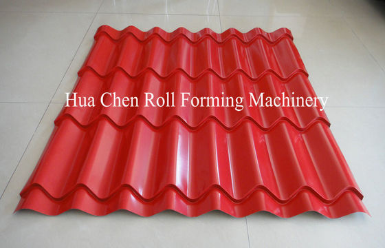 El tejado de teja cubre la máquina del corrugación