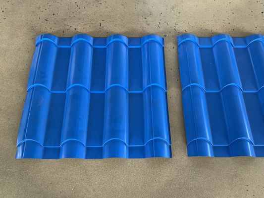 La teja esmaltada tejado del metal lamina la formación de la máquina con 5T el manual Decoiler