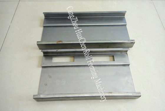Rollo de acero galvanizado del marco de puerta que forma la máquina 1.2m m con los agujeros de la cerradura del sacador